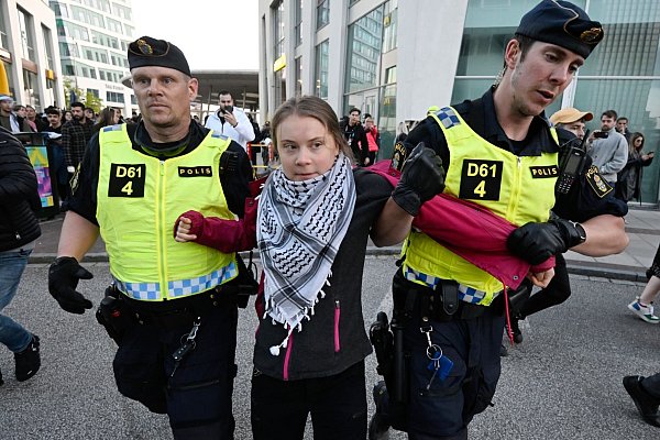 Polizisten führten Klimaaktivistin Greta Thunberg vom Platz vor der Arena ab. - © Johan Nilsson/TT News Agency/AP/dpa