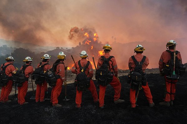 Feuerwehrleute kämpfen mit der Hitze und dem unwegsamen Gelände. - © Marcio Jose Sanchez/AP/dpa