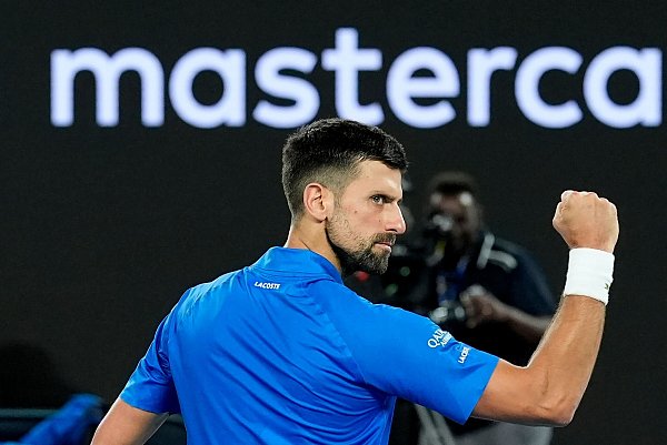 Jubelt über den Sieg im Generationen-Duell mit Carlos Alcaraz: Novak Djokovic - © Asanka Brendon Ratnayake/AP/dpa