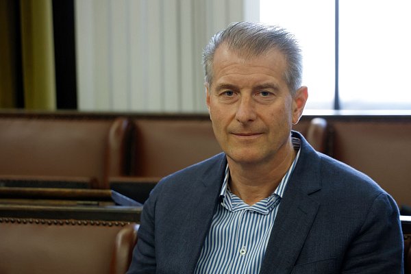 Stephan Hensel wirft seiner Ex-Frau Christina Block vor, sie habe ihn und die seit 2021 bei ihm lebenden gemeinsamen Kinder von Sicherheitsfirmen überwachen lassen. (Archivbild) - © Georg Wendt/dpa