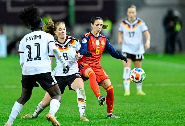 Spaniens Weltfußballerin Aitana Bonmatí (r) fällt für das Rückspiel in Madrid aus. - © Uwe Anspach/dpa