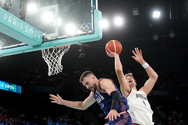 Franz Wagner attackiert Serbiens Defensive. - © Marcus Brandt/dpa