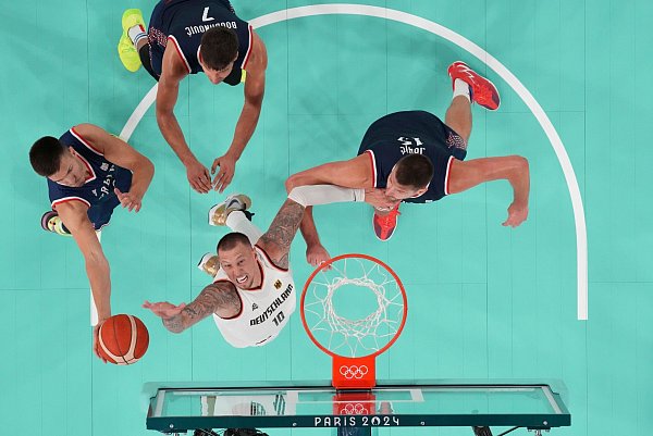 Daniel Theis beim Kampf um den Rebound. - © Evelyn Hockstein/Pool Reuters/AP/dpa