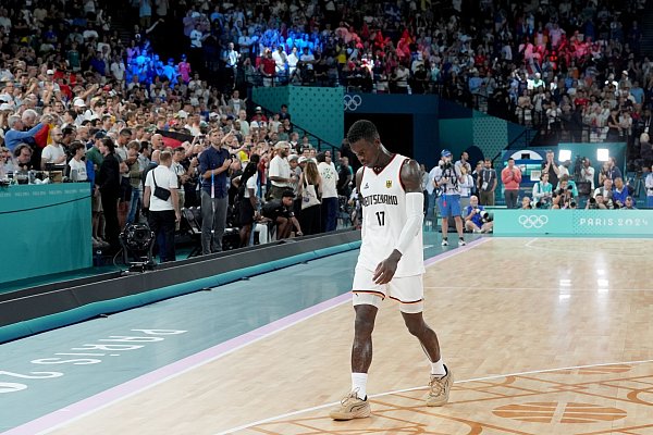 Dennis Schröder verlässt frustriert und ohne Medaille das Parkett. - © Marcus Brandt/dpa