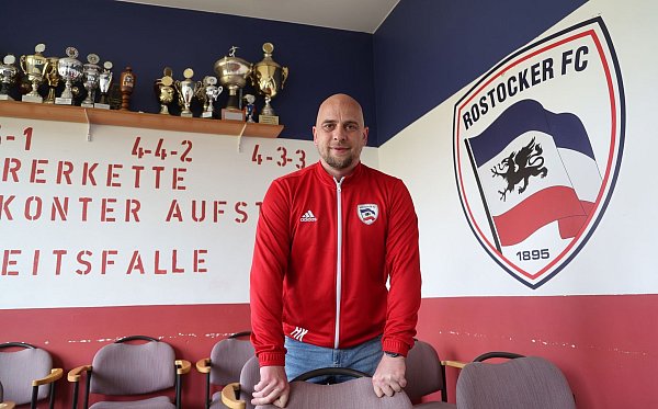 Vorsitzender Henry Karper im Presseraum des Rostocker FC. - © Bernd Wüstneck/dpa