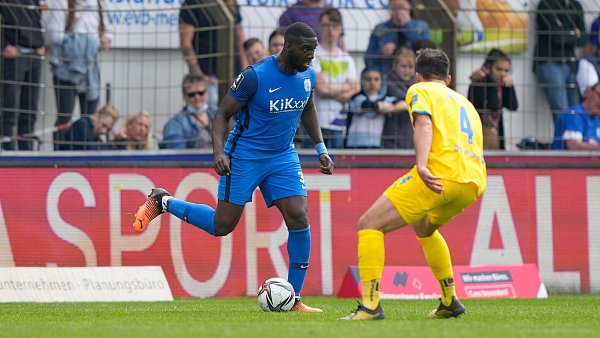 Richard Sukuta-Pasu (l.), hier im Trikot des SV Meppen, war nur wenige Monate bei Hohkeppel. - © Werner Scholz/dpa
