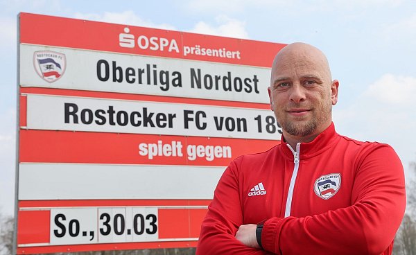 Henry Karper spendiert der Mannschaft nach der Saison eine Abstiegs-Party. - © Bernd Wüstneck/dpa