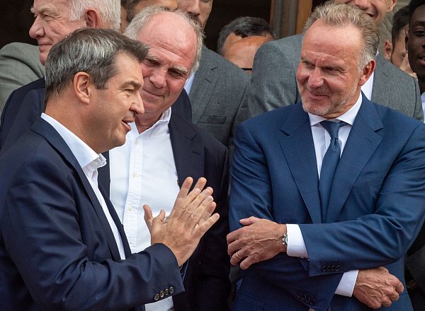 Karl-Heinz Rummenigge (r) wird von Ministerpräsident Markus Söder (l) geehrt. - © Peter Kneffel/dpa