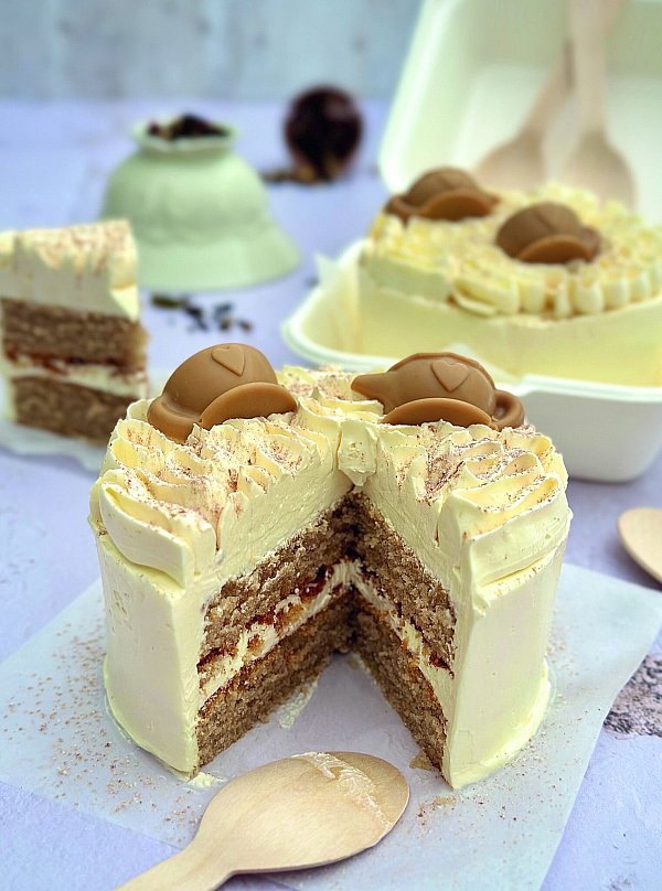 Sie wollen einen Tee-Liebhaber beschenken? Vielleicht trinkt er ja auch gerne Chai Tee. Dann ist ein Bento Cake «Say Chai» das richtige - mit kleinen Teetassen on top. - © Marid Lubenow/Christophorus Verlag/dpa-tmn