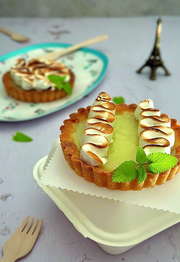 Die handgroße Version einer «Tarte au citron» hat Buchautorin Marid Lubenow mit einer geflämmten Baiser-Deko verziert. - © Marid Lubenow/Christophorus Verlag/dpa-tmn