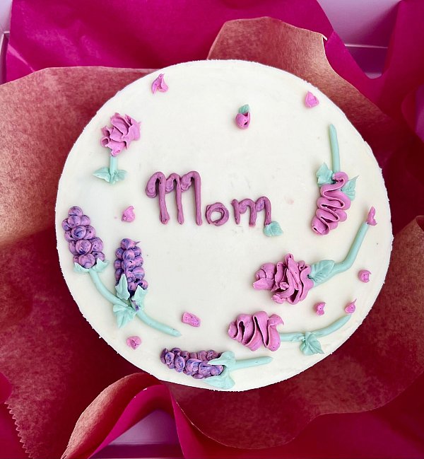 Der Mama mal Danke sagen, geht immer. Der Bento Cake ist außen schneeweiß. Innen würde eine Erdbeer-Limetten-Mousse gut passen. - © Mango Bakes Cakes/mangobakes.de/dpa-tmn