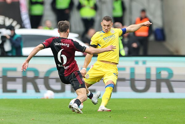 In den Zweikämpfen ging es zur Sache, hier von Nürnbergs Adam Markhiev (l) mit gestrecktem Bein gegen Sven Köhler. - © Daniel Löb/dpa