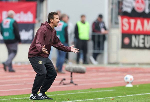 Miroslav Klose musste am Spielfeldrand bis zum Ende um den knappen Sieg bangen. - © Daniel Löb/dpa