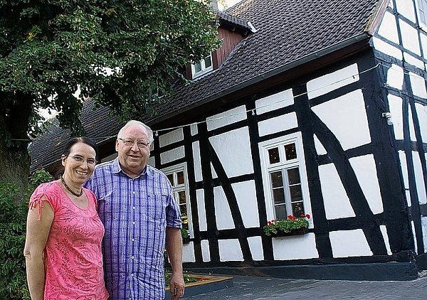 Elisabeth und Friedrich Westerheide zeigen ihr Fachwerkhaus auf dem ehemaligen Meierhof, das im 18. Jahrhundert gebaut wurde. - © FOTO: TOBIAS SCHNEIDER