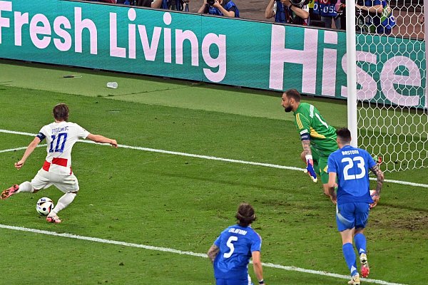 Kurz nach seinem verschossenen Strafstoß traf Kroatiens Kapitän Modric (l) doch noch zur Führung. - © Hendrik Schmidt/dpa