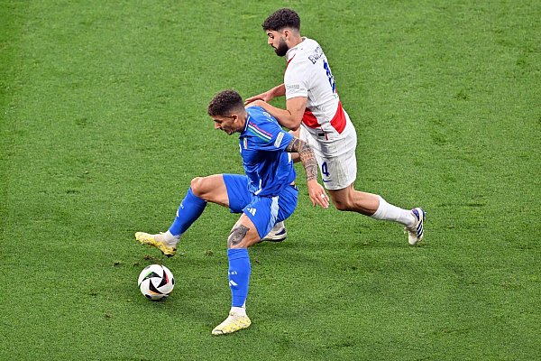 Italiens Giovanni Di Lorenzo (l) im Zweikampf mit dem Kroaten Josko Gvardiol. - © Hendrik Schmidt/dpa