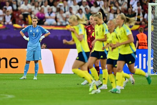 Völlig bedient ist Torhüterin Ann-Katrin Berger nach dem 1:4 gegen Schweden - © Sebastian Christoph Gollnow/dpa