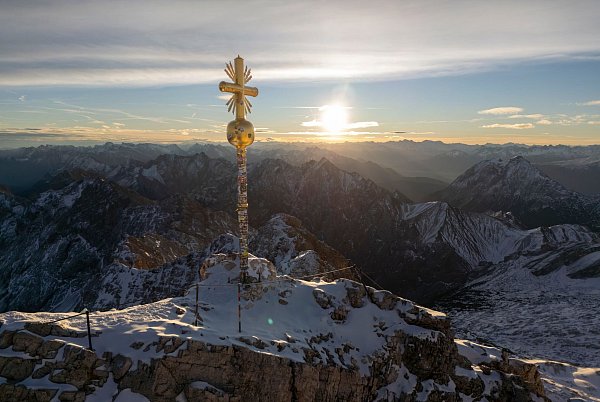Zum Saisonstart auf der Zugspitze am 28. November soll das Kreuz wieder an seinem Platz auf dem Gipfel sein. - © Peter Kneffel/dpa