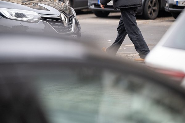 Fachleute warnen, dass Fußgänger wegen falsch geparkter Autos oft erst spät gesehen werden. (Archivbild) - © Sebastian Christoph Gollnow/dpa