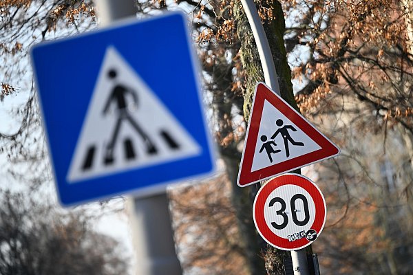 Die Gewerkschaft der Polizei fordert eine Regelgeschwindigkeit von 30 km/h innerorts. (Archivbild) - © Sebastian Christoph Gollnow/dpa