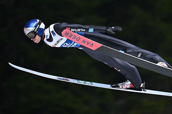 Skispringer Wellinger kommt wieder ins Fliegen. - © Hendrik Schmidt/dpa