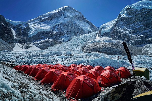 Im Everest Basislager warten Bergsteiger auf eine gute Gelegenheit zum Aufstieg. - © Pasang Rinzee Sherpa/ap/dpa