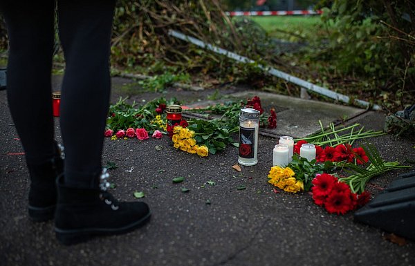 Nach dem Unfall mit drei Toten legen Trauernde Blumen und Kerzen an der Unfallstelle nieder. - © Christoph Schmidt/dpa