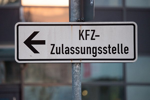 Bevor die Zulassungsstellen neue Kennungen ausgeben können, muss unter anderem eine Verordnung geändert werden. (Symbolbild) - © Armin Weigel/dpa