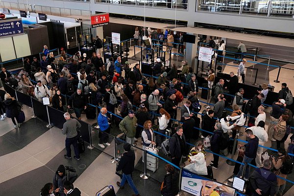 Lange Schlange wegen des Shutdowns am Flughafen Chicago. - © Erin Hooley/AP/dpa