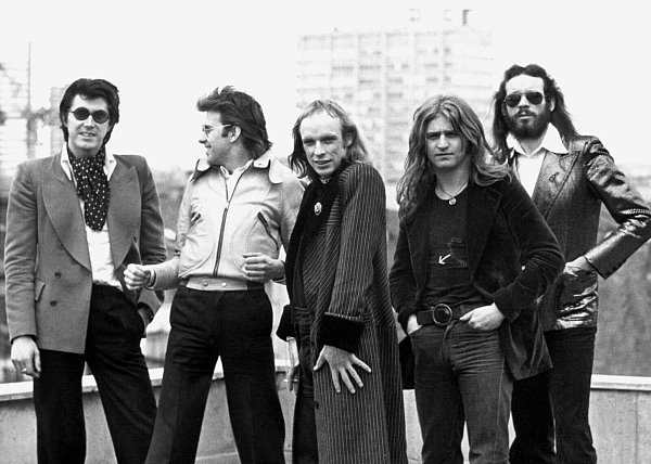 Mit der Band Roxy Music wurde Bryan Ferry (l.) in den 70er Jahren berühmt. Fast zeitgleich begann er eine Solokarriere. (Archivbild) - © dpa