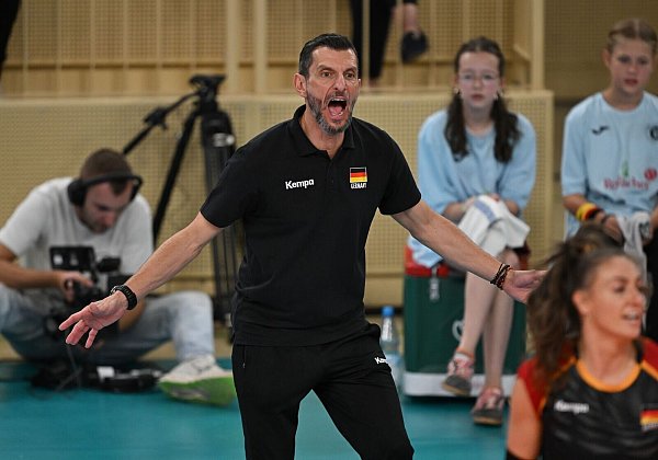 Bregoli bringt Emotionen von der Seitenlinie. - © Arne Dedert/dpa