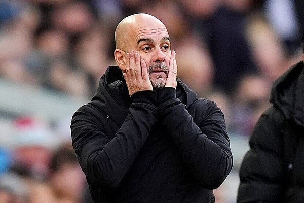 Manchester City um Trainer Pep Guardiola ist derzeit von den ursprünglichen Zielen weit entfernt. - © Jacob King/PA Wire/dpa