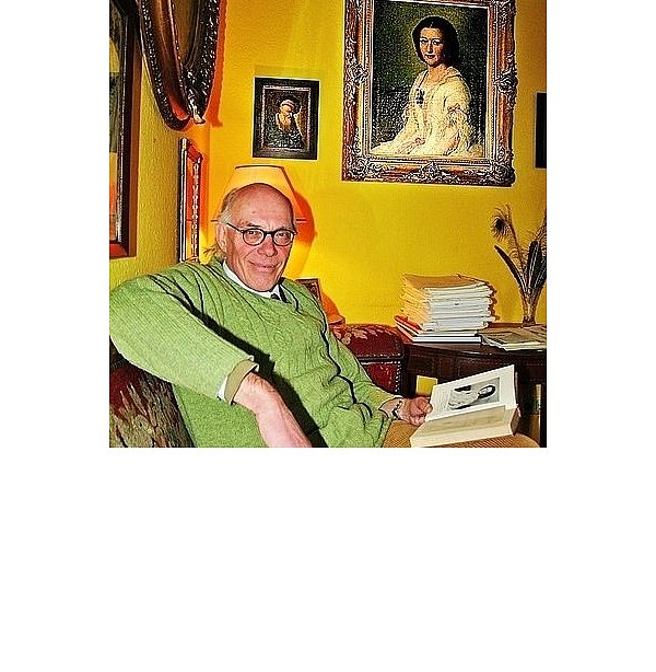 Cuno Freiherr ist der Urgroß-Neffe von Ferdinande von Brackel. Zu seinem Erbe gehört sowohl das Portrait, auf welchem die Schriftstellerin im Alter von 17 Jahren zu sehen ist, als auch das schmucke Sofa aus ihrer Geburts- und Schaffensstätte, dem Schloss Welda. - © FOTO: SANDRA WAMERS