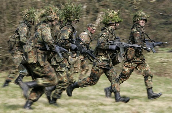 Mit dem Wehrdienstgesetz erhofft sich die Regierung mehr Klarheit darüber, wie viele junge Menschen für die Truppe in Frage kämen, und auch mehr Freiwillige. - © Frank May/dpa