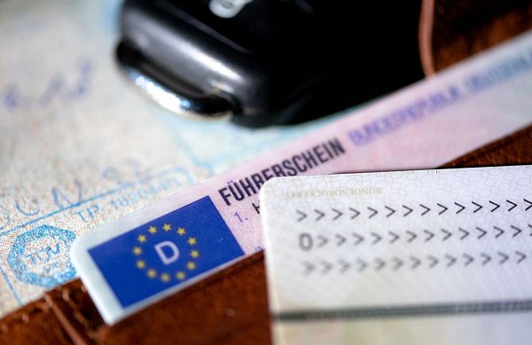 Die Bundeswehr wirbt mit einem satten Zuschuss zum Führerschein um Nachwuchs. Führerscheine kosten mittlerweile 4.000 Euro und mehr. - © Sven Hoppe/dpa
