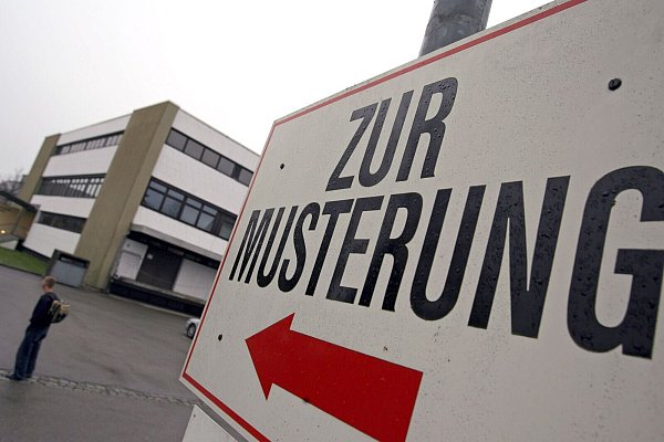 Sollen alle junge Männer wieder gemustert werden oder nur ein durch Losverfahren ausgewählter Anteil? Das ist eine der Streitfragen in der Diskussion über den künftigen Wehrdienst. - © picture alliance / dpa