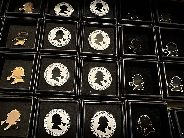 Anstecknadeln mit dem Konterfei des berühmten Detektivs im Sherlock-Holmes-Museum. - © Benedikt von Imhoff/dpa