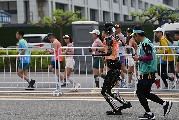 Peking hielt im April einen Halbmarathon mit Robotern ab. (Archivbild) - © Johannes Neudecker/dpa