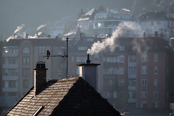 Heizen ist eine weitere Quelle für Feinstaub (Archivbild). - © Marijan Murat/dpa