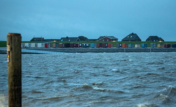 Eine Sturmflut wird an der deutschen Nordseeküste am Montag nicht erwartet. - © Daniel Bockwoldt/dpa/Daniel Bockwoldt