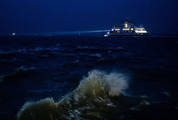 Der Sturm hat auch Auswirkungen auf den Fährverkehr. - © Daniel Bockwoldt/dpa