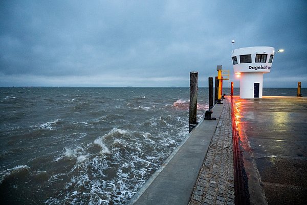 Der erste Herbststurm des Jahres zieht über die Nordsee. - © Daniel Bockwoldt/dpa/Daniel Bockwoldt