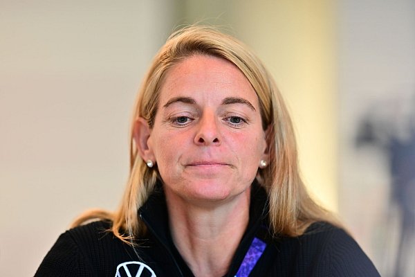 DFB-Sportdirektorin Nia Künzer erklärt, was kaum zu erklären ist: Hendrichs Rote Karte. - © Sebastian Christoph Gollnow/dpa