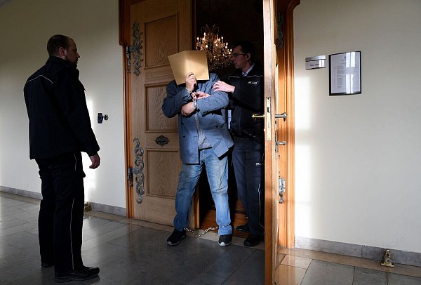 Weil er drei Menschen getötet hat, wurde der Mann zu lebenslanger Haft verurteilt. (Archivbild) - © Stefan Puchner/dpa