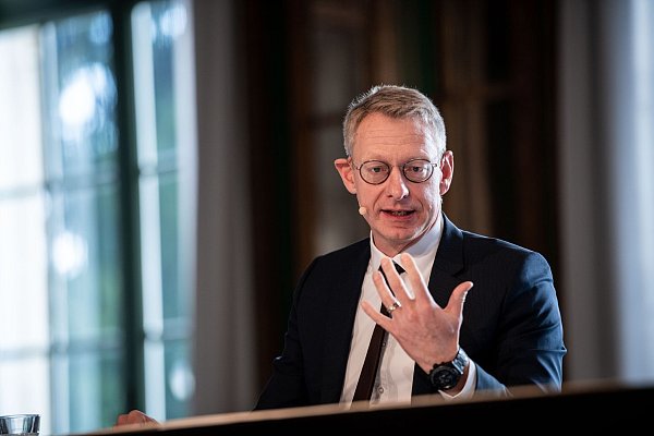Sportökonom Christoph Breuer von der Deutschen Sporthochschule in Köln führt die Kaderumbrüche in den Profiligen auch auf die finanziellen Rahmenbedingungen zurück. - © Fabian Strauch/dpa