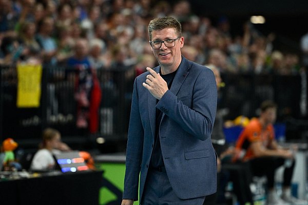 Volleyball-Coach Stefan Hübner vom Vizemeister SVG Lüneburg bekommt es mit einem Umbruch zu tun. - © Gregor Fischer/dpa