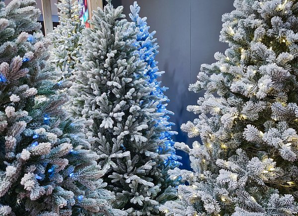 Wer über einen künstlichen Weihnachtsbaum nachdenkt, sollte ein Modell auswählen, das viele Jahre lang gefällt. - © Isabelle Modler/dpa-tmn