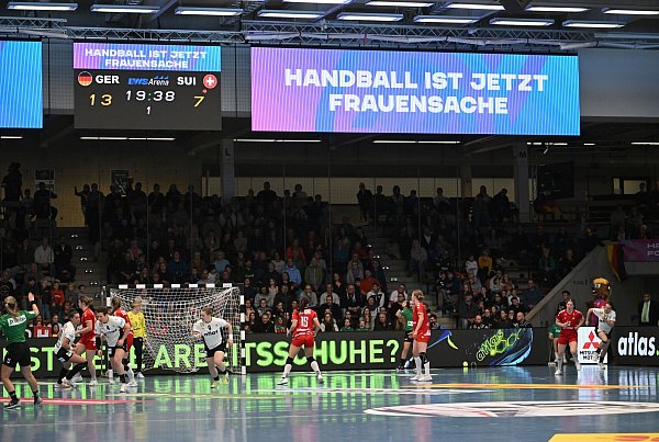 Die Heim-WM soll einen kleinen Boom im Frauen-Handball auslösen. - © Marijan Murat/dpa