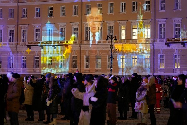 Landesweit verfolgen Menschen an Silvester die Neujahrsrede des russischen Präsidenten (Archivbild). - © Dmitri Lovetsky/AP