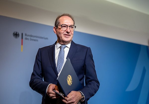 Bundesinnenminister Alexander Dobrindt nennt das neue Bundespolizeigesetz einen großen Wurf und kündigt den zügigen Aufbau neuer Strukturen zur Drohnenabwehr an. - © Michael Kappeler/dpa